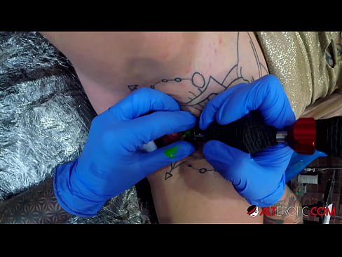 ❤️ Extreem getatoeëerde hottie Sully Savage kreeg een tatoeage op haar clitoris ☑ Porno vk at porn nl.villagesexvideos.ru ﹏